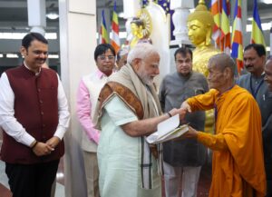 पंतप्रधान नरेंद्र मोदी यांची दीक्षाभूमीला भेट 1
